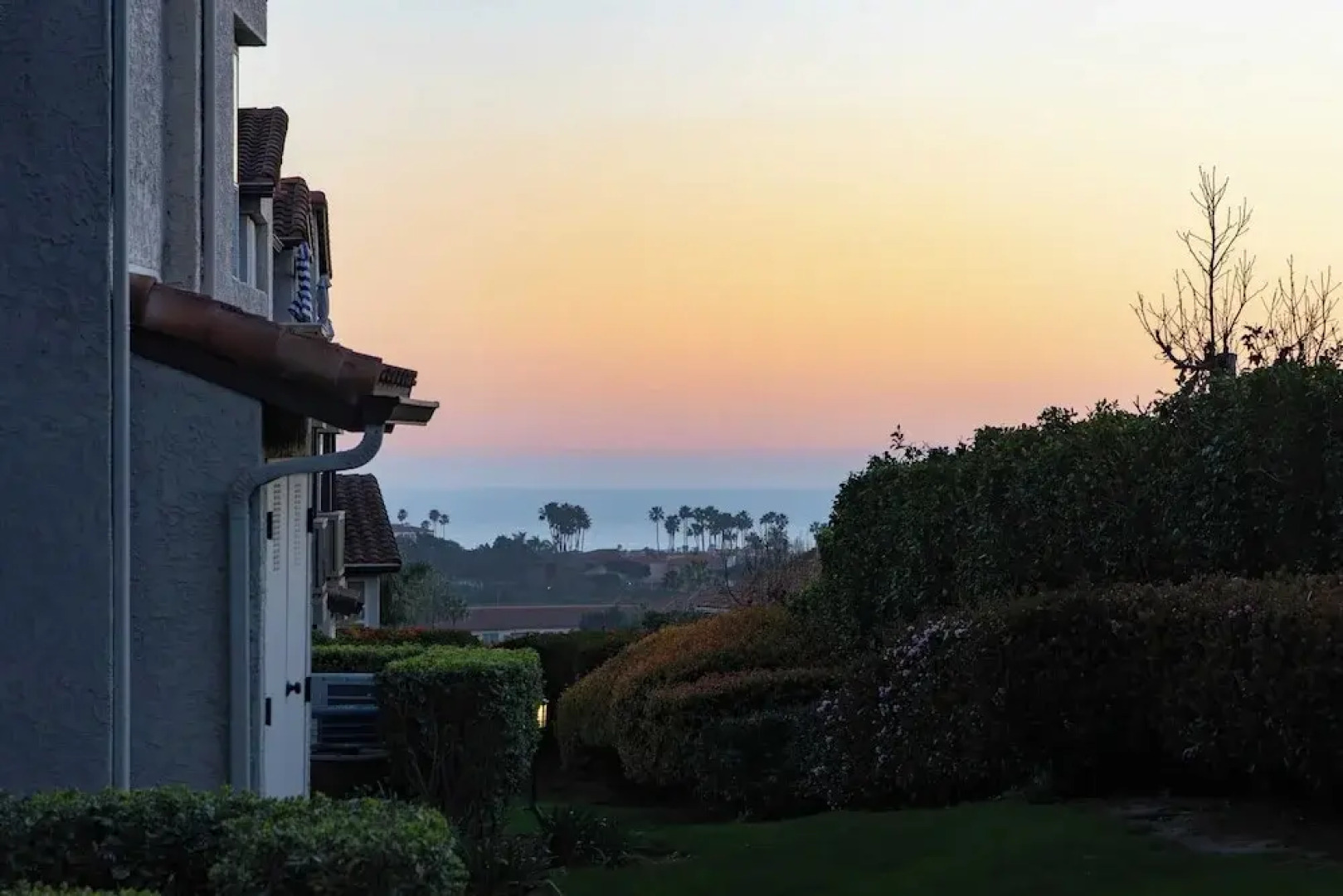 Walk to Beach Pool, Hot Tub, Private Patio, Parking Seabreeze Retreat