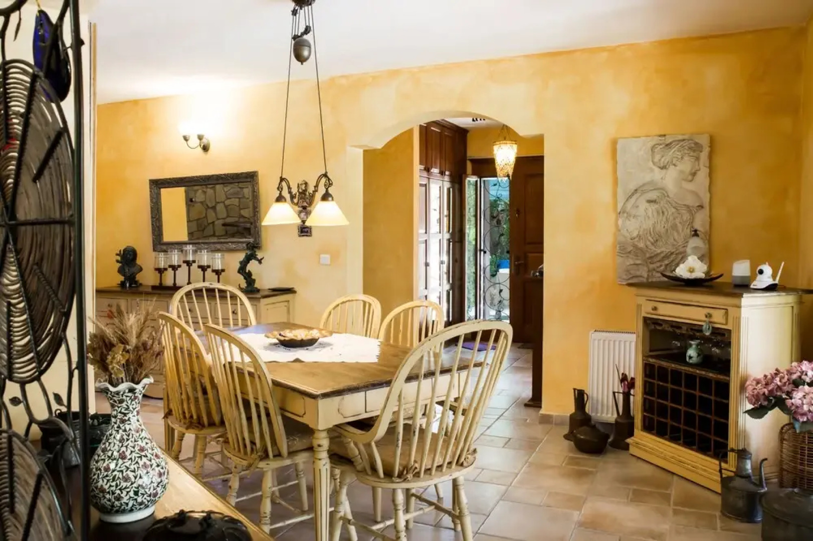 Important Group Villa Costa