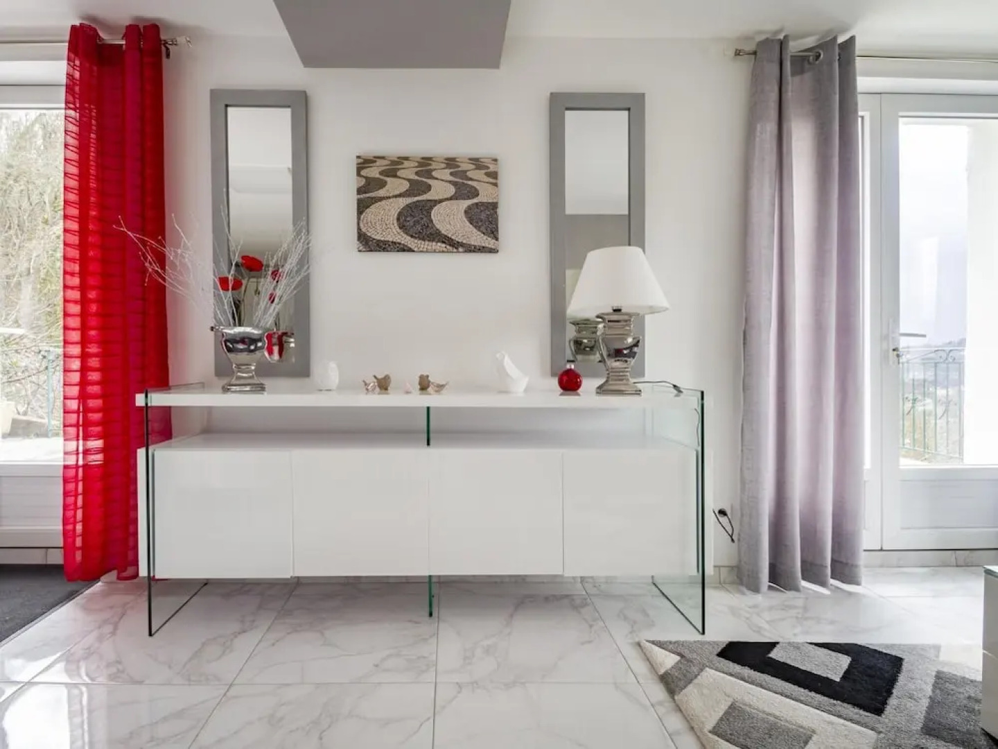 Panoramic White House Suite in Tulle