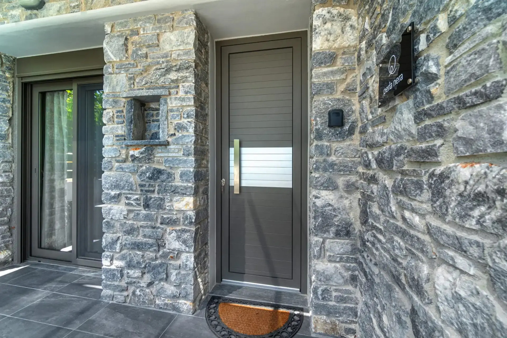 La Perla | Petries Suites