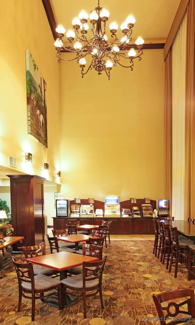 Holiday Inn Express & Suites Marshall by IHG