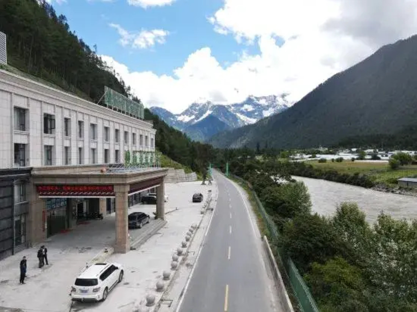 Four Seasons Oxygen Hotel Bomi