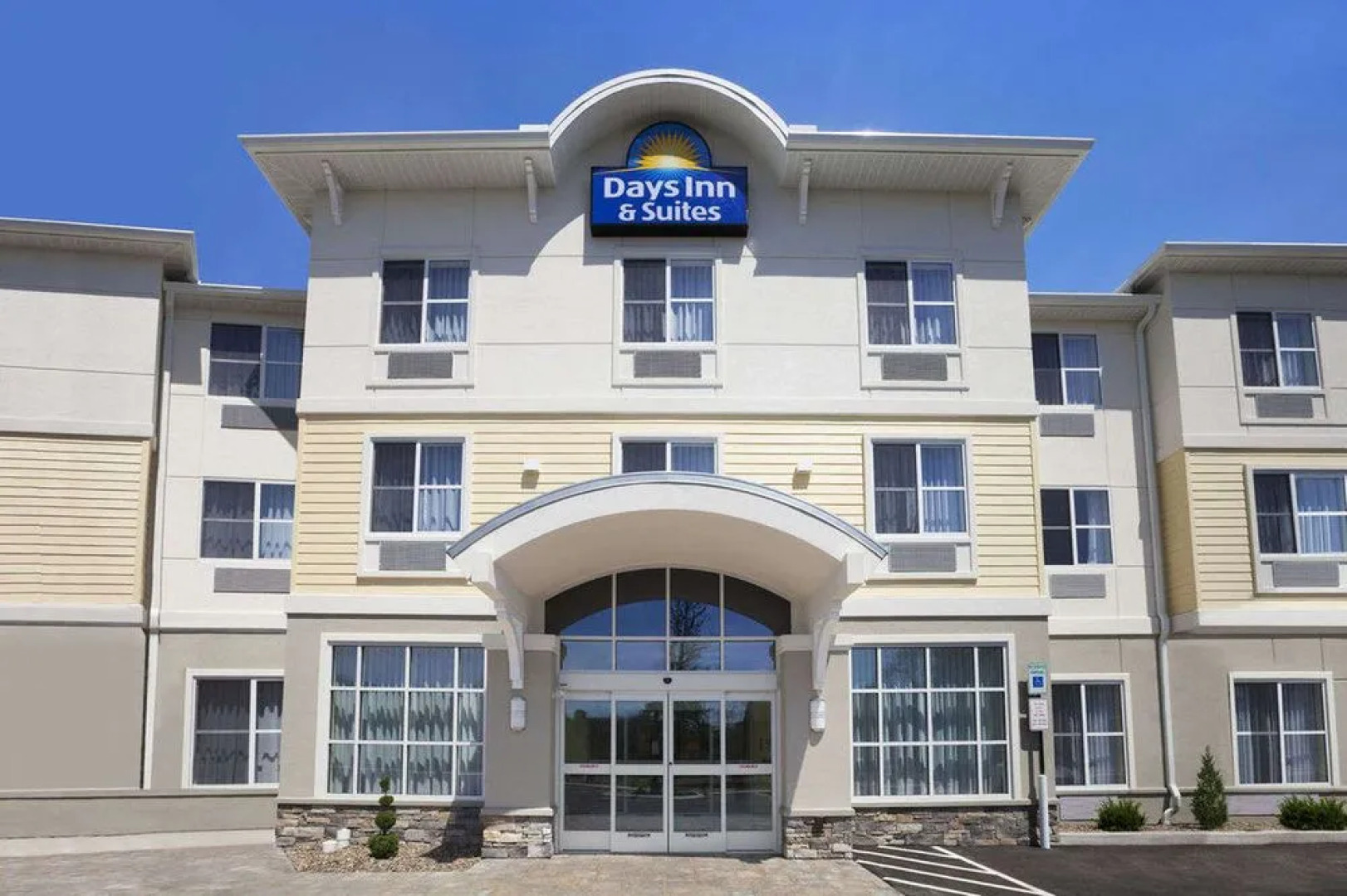 Days Inn & Suites By Wyndham Altoona