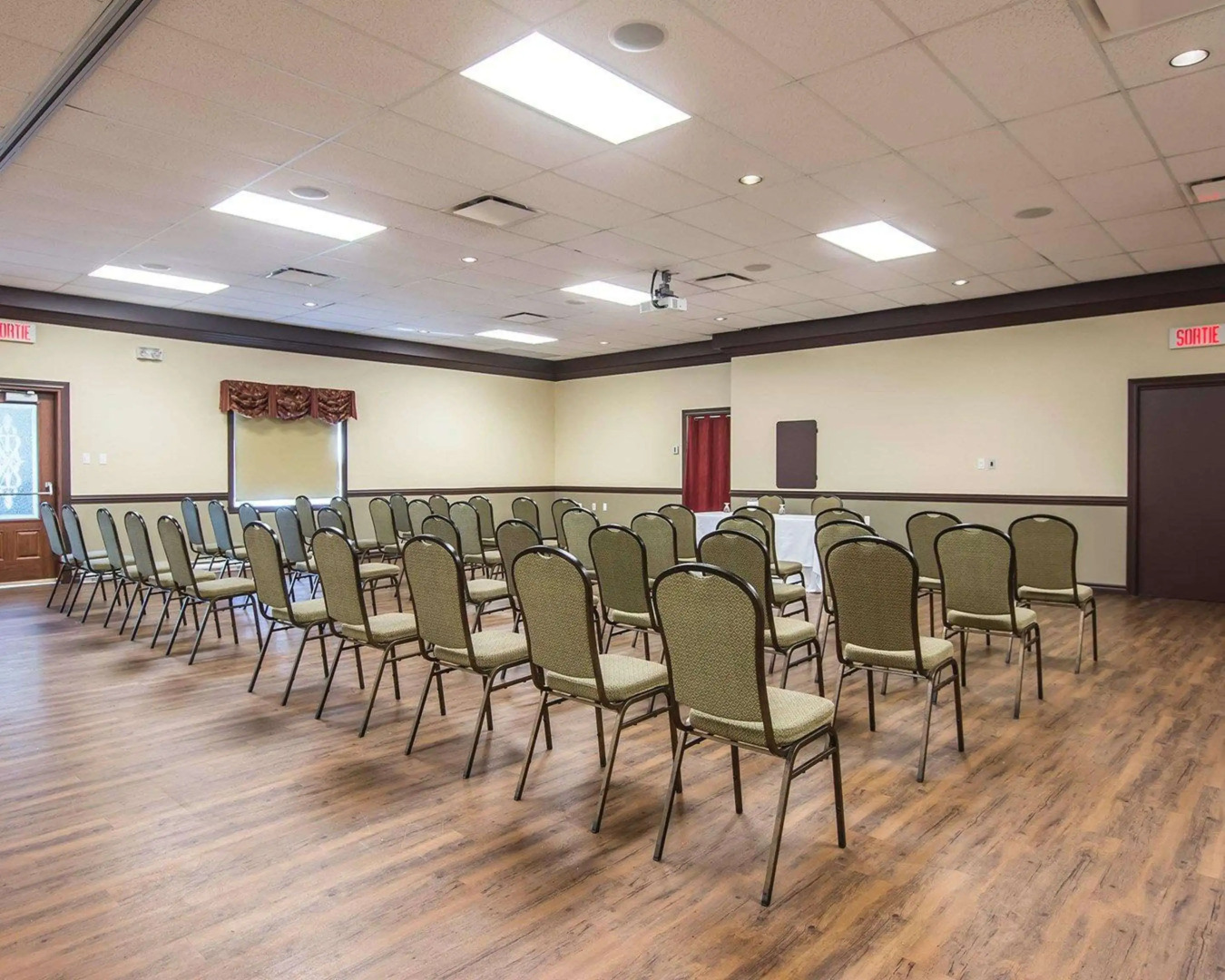 Econo Lodge Inn & Suites