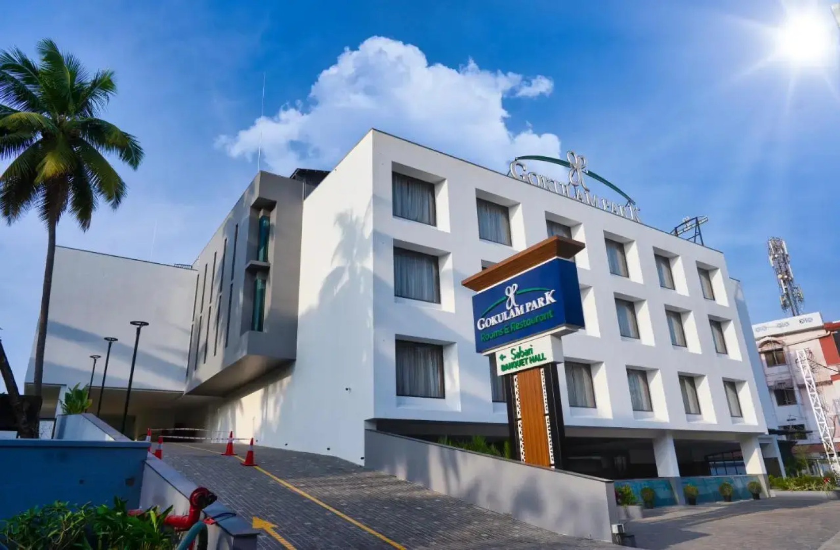 OYO Premium East Nada