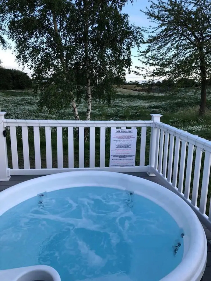 Lovely 3-bed Caravan With Hot Tub in Lincolnshire