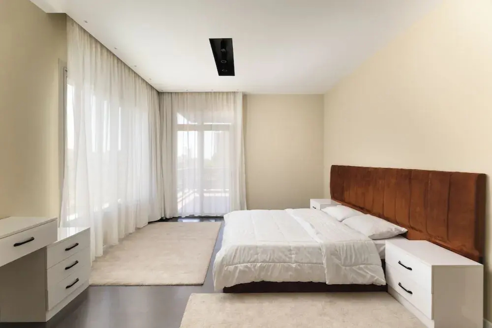 Villa With Private Pool In Beverly Hills