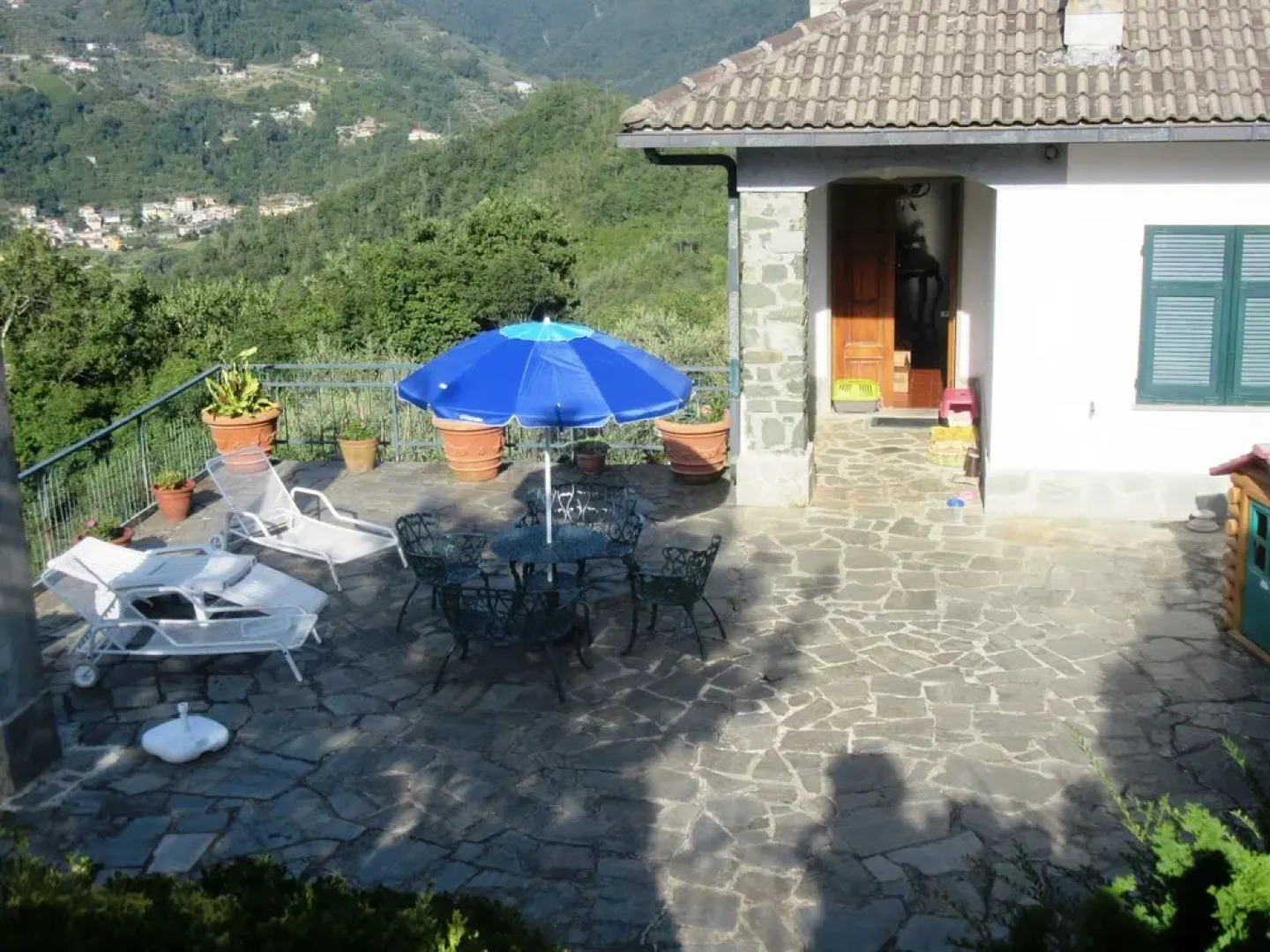 Elegant and Roomy Apartment on the Hill of Chiavari, Calm Relaxation Assured