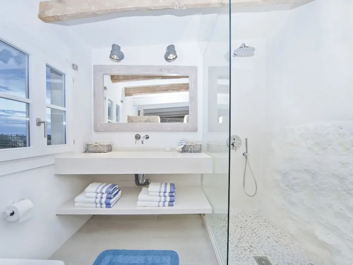 Charming mansion with pool sea view