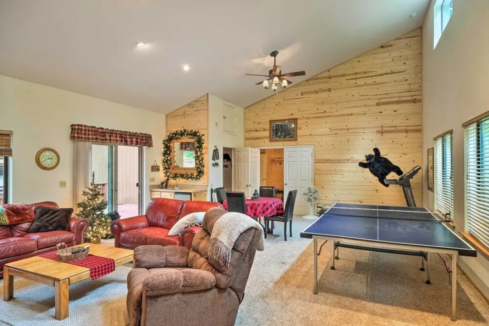 Cozy Camp Connell Cabin: Large Game Room & Decks!