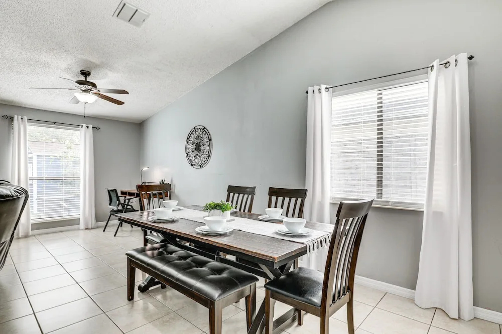 14 Mi to Dwtn Tampa Bay: Brandon Home w/ Fire Pit!