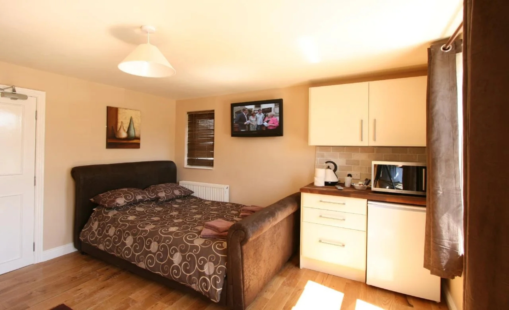 Central Studios Gloucester Road by Rooms Booked - Free Parking
