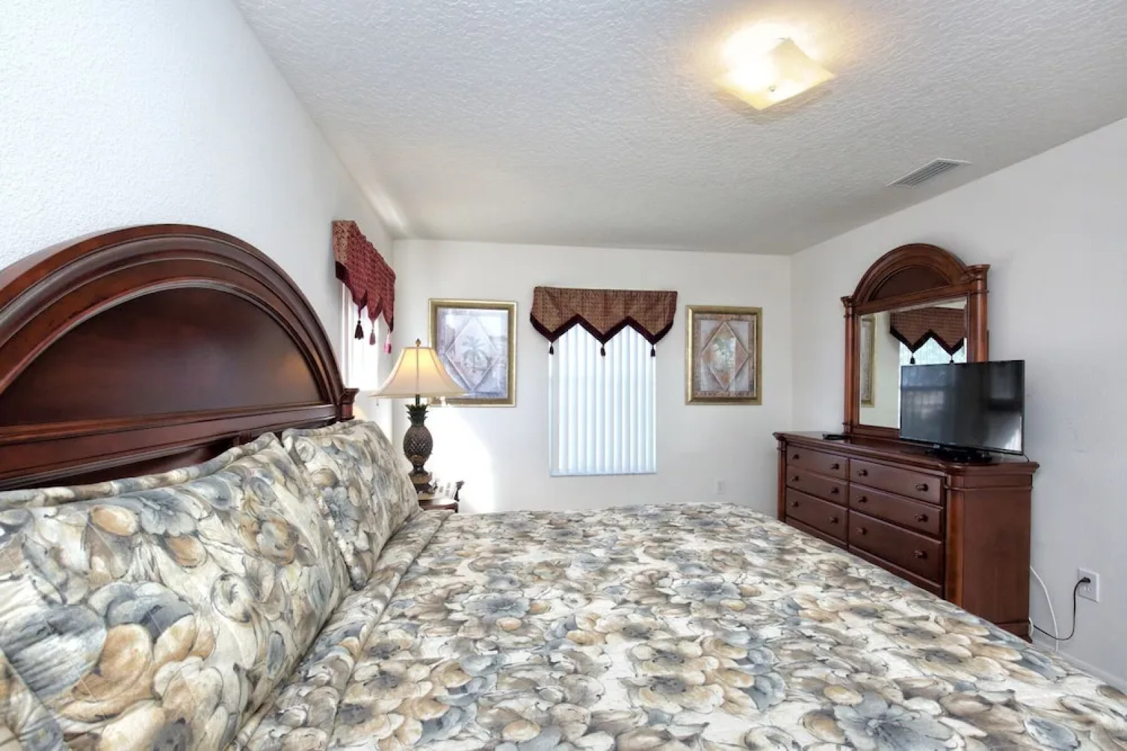 Magnificent Large Home w Pool and Spa