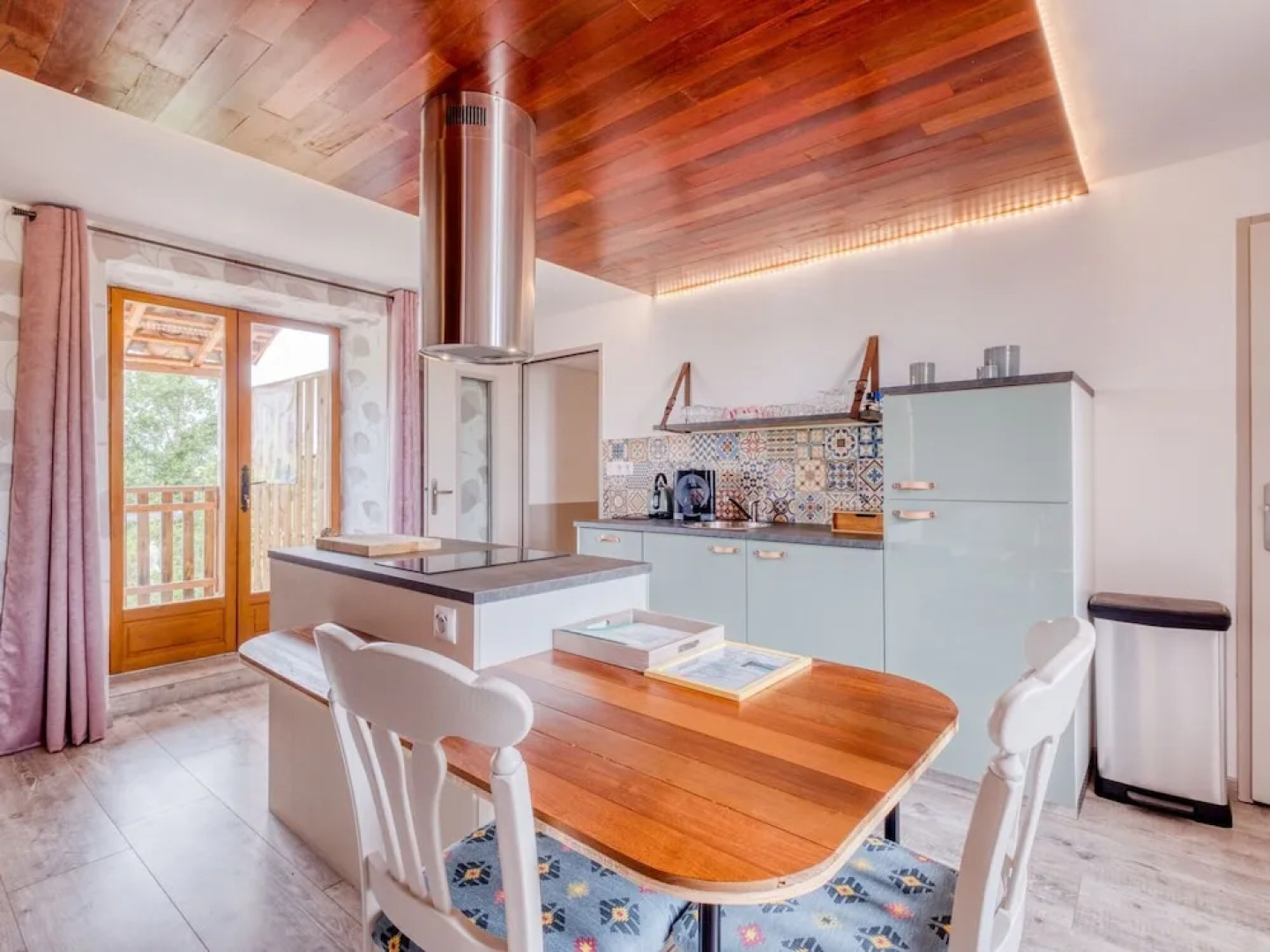 Fantastic Apartment With Whirlpool, Balcony, Deck-chairs