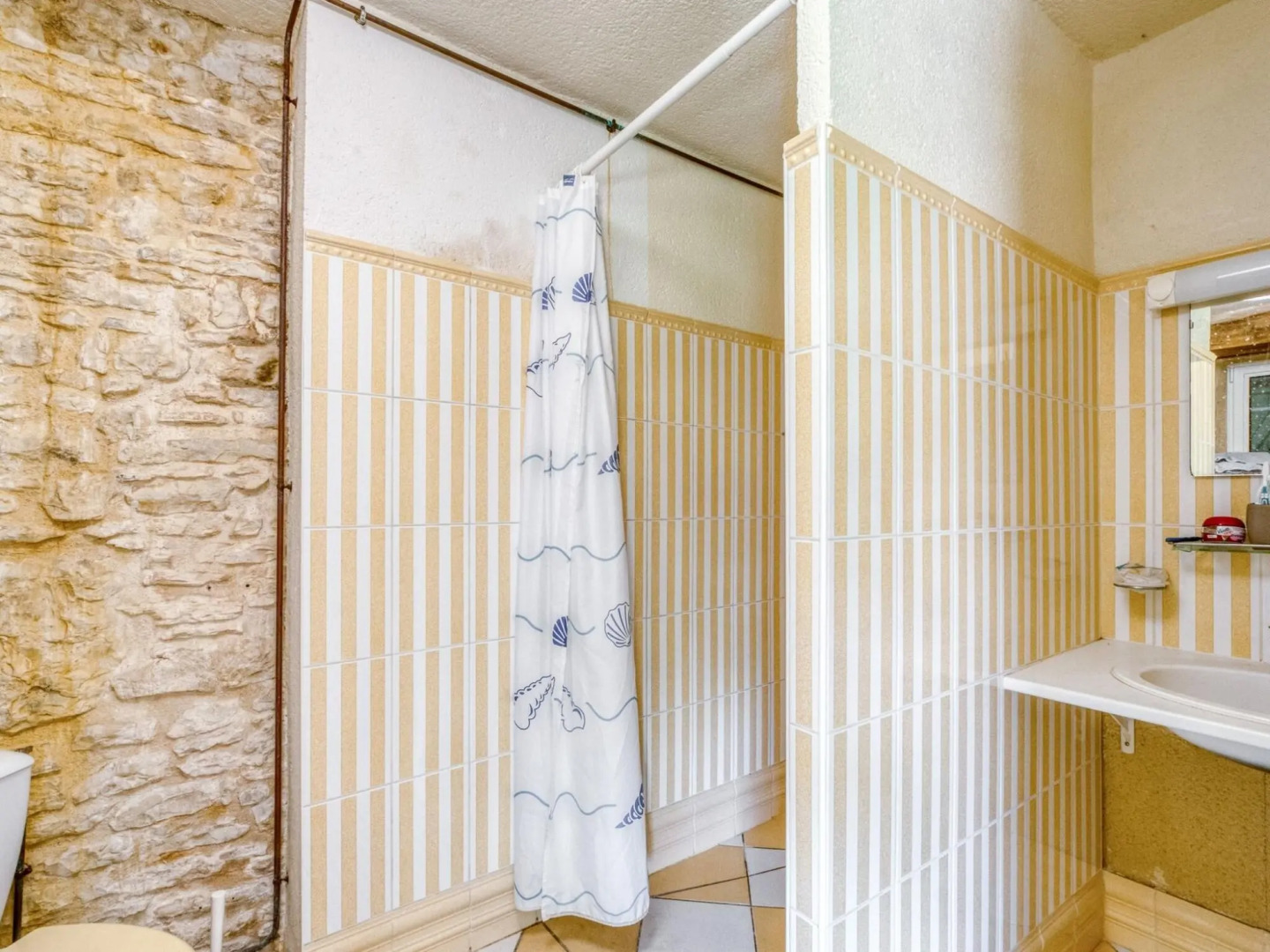 Splendid Holiday Home in Dégagnac with heated Swimming Pool and jacuzzi