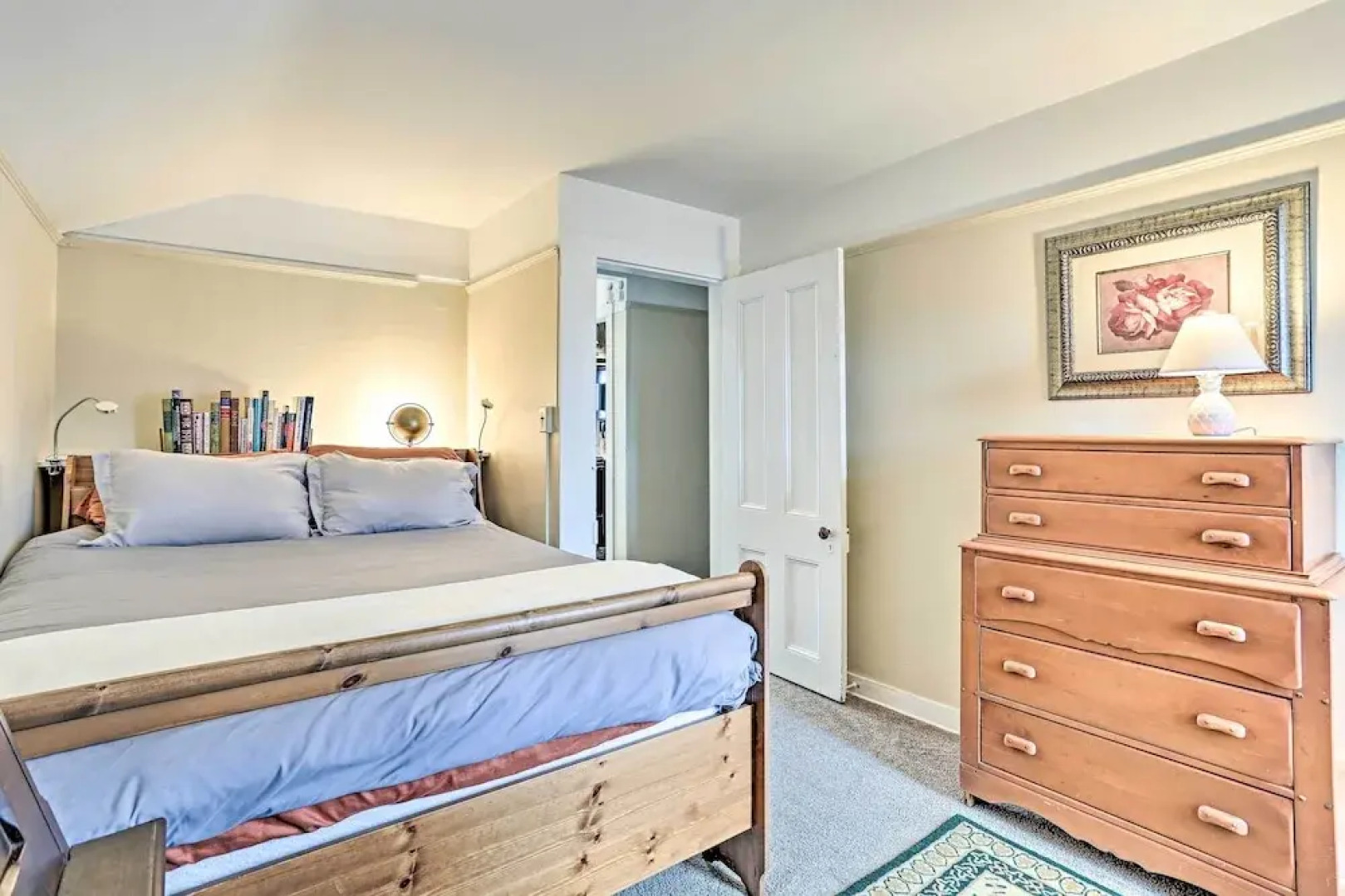 Pet-friendly Apt in 1850's Victorian Mansion!