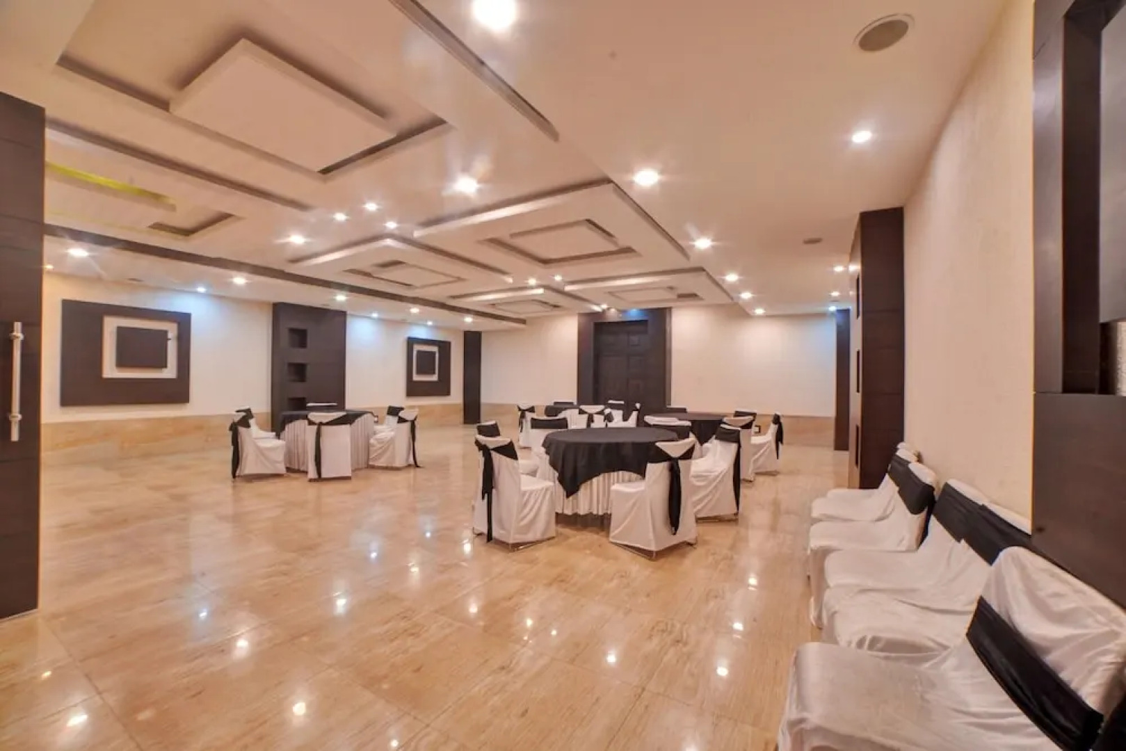 OYO 9580 Hotel Garnet Inn