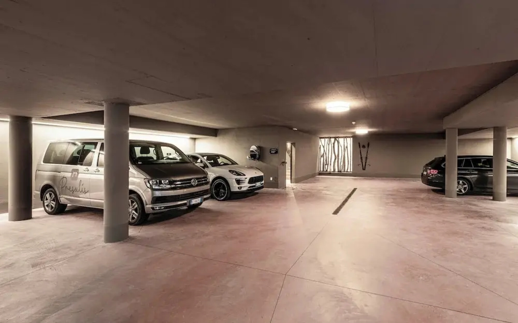 Presulis Hideaway Apartments & Restaurant