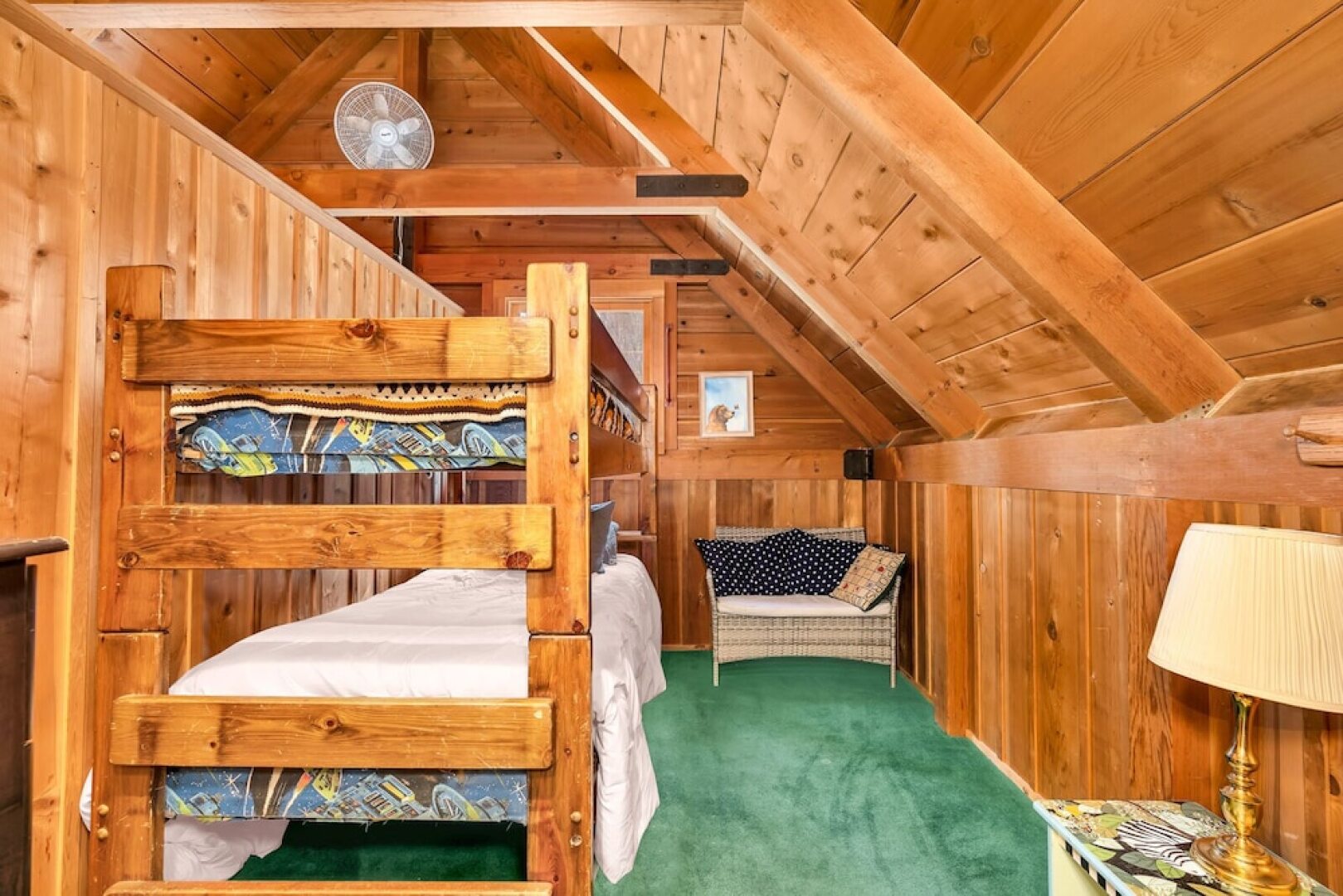 Rustic Knotty Pine - Minutes to the Water!