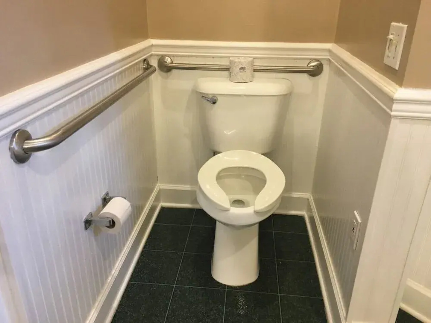 County Clare Irish Hotel & Pub