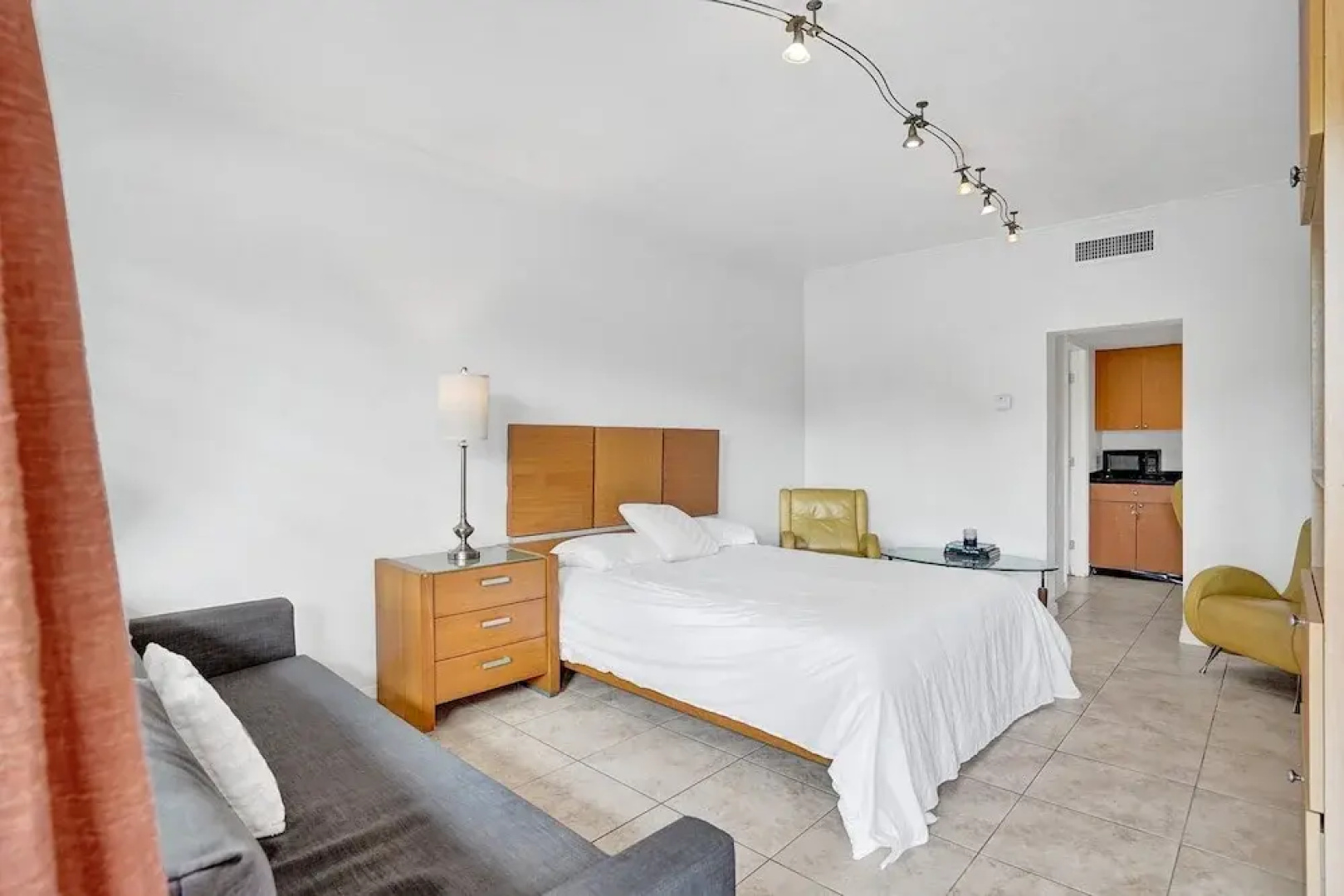 Gorgeous Apartment walking distance to Beach!!