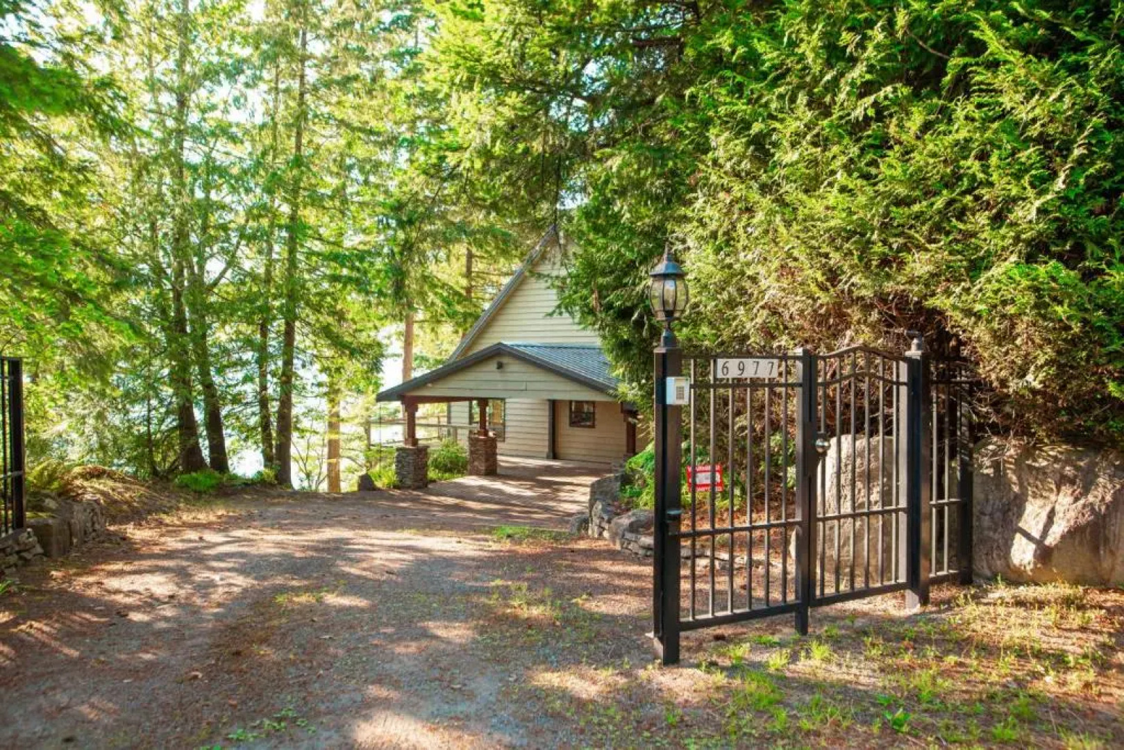 The Overlook, Luxury Lakeside Home with Dock