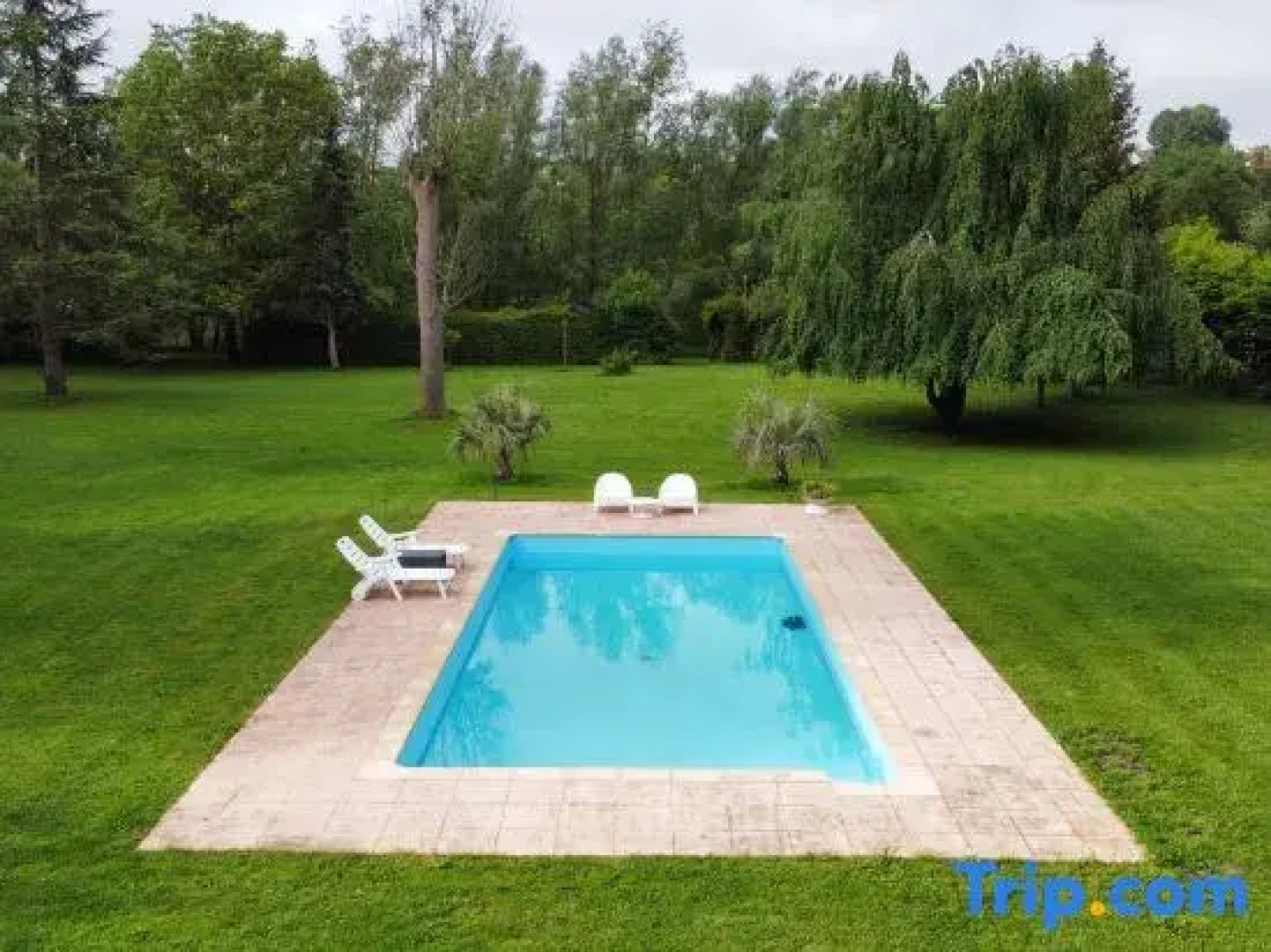 Family apartment by the Marne River – Pool, garden & free parking near Disneyland