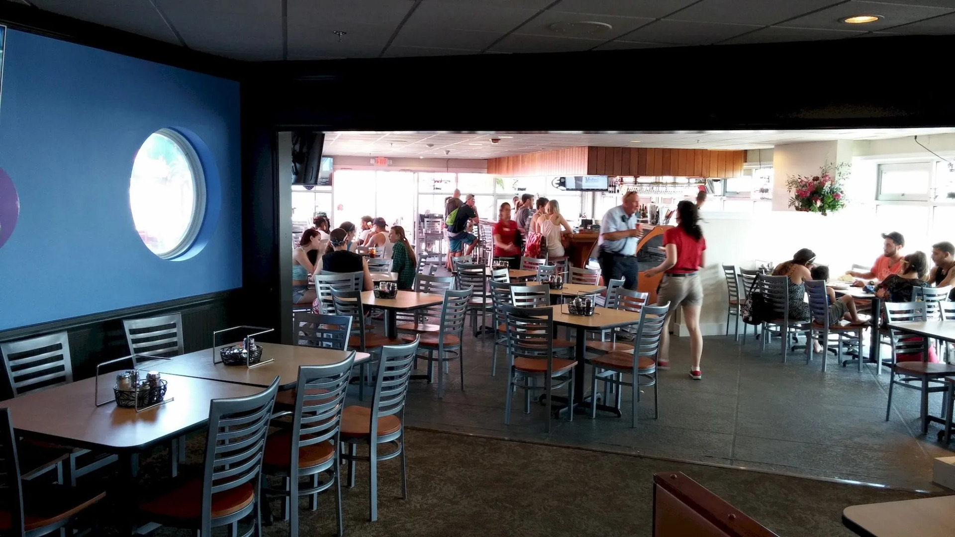 Commander Hotel & Suites