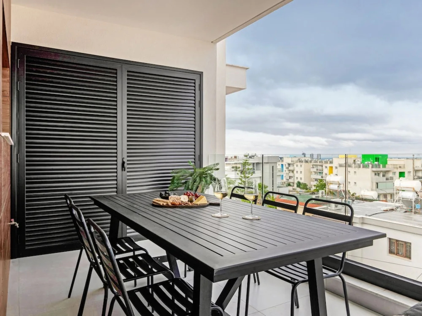 Sanders Only - Delightful 2-bdr Apt With Balcony