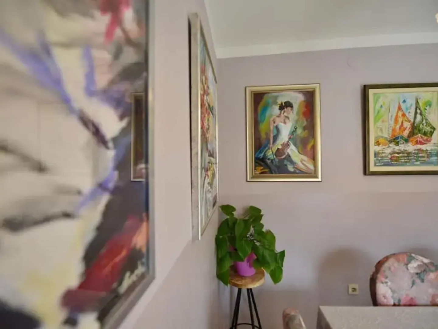 Home With Swimming Pool & Outdoor Kitchen