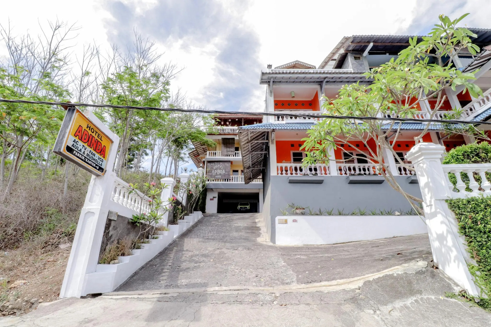 Adinda Beach Hotel and Villa