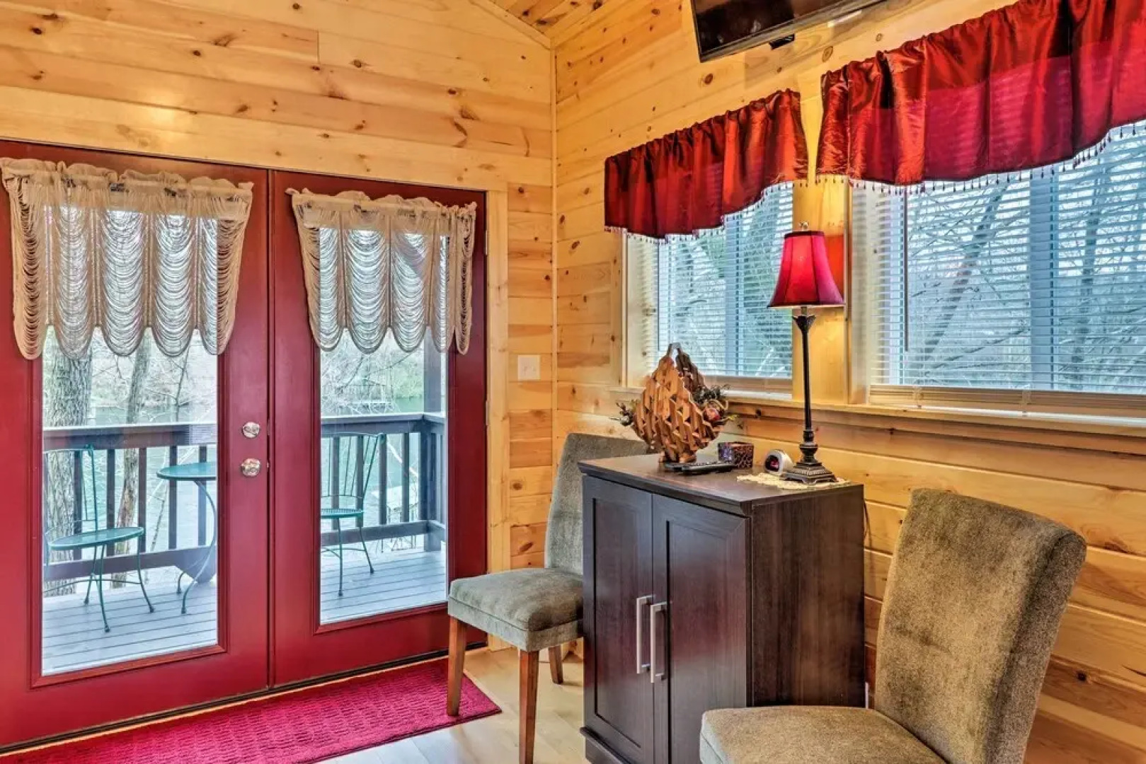 Cozy Heber Springs Cabin w/ Deck & Dock!