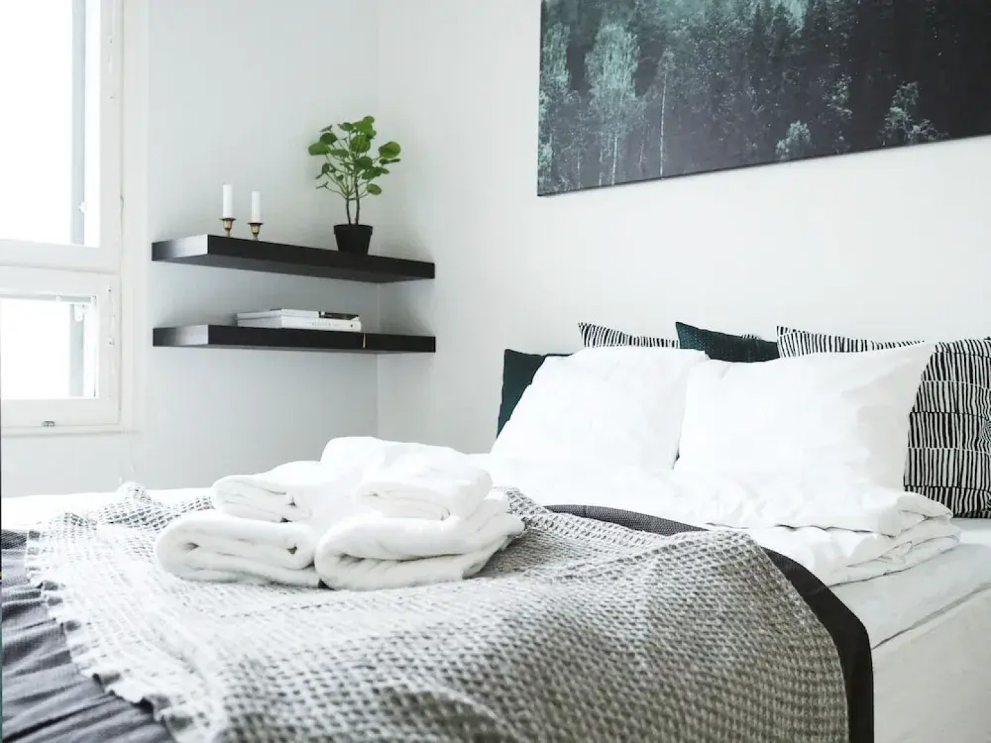 Modern 1BR Apt with Sauna, Balcony & Free Parking