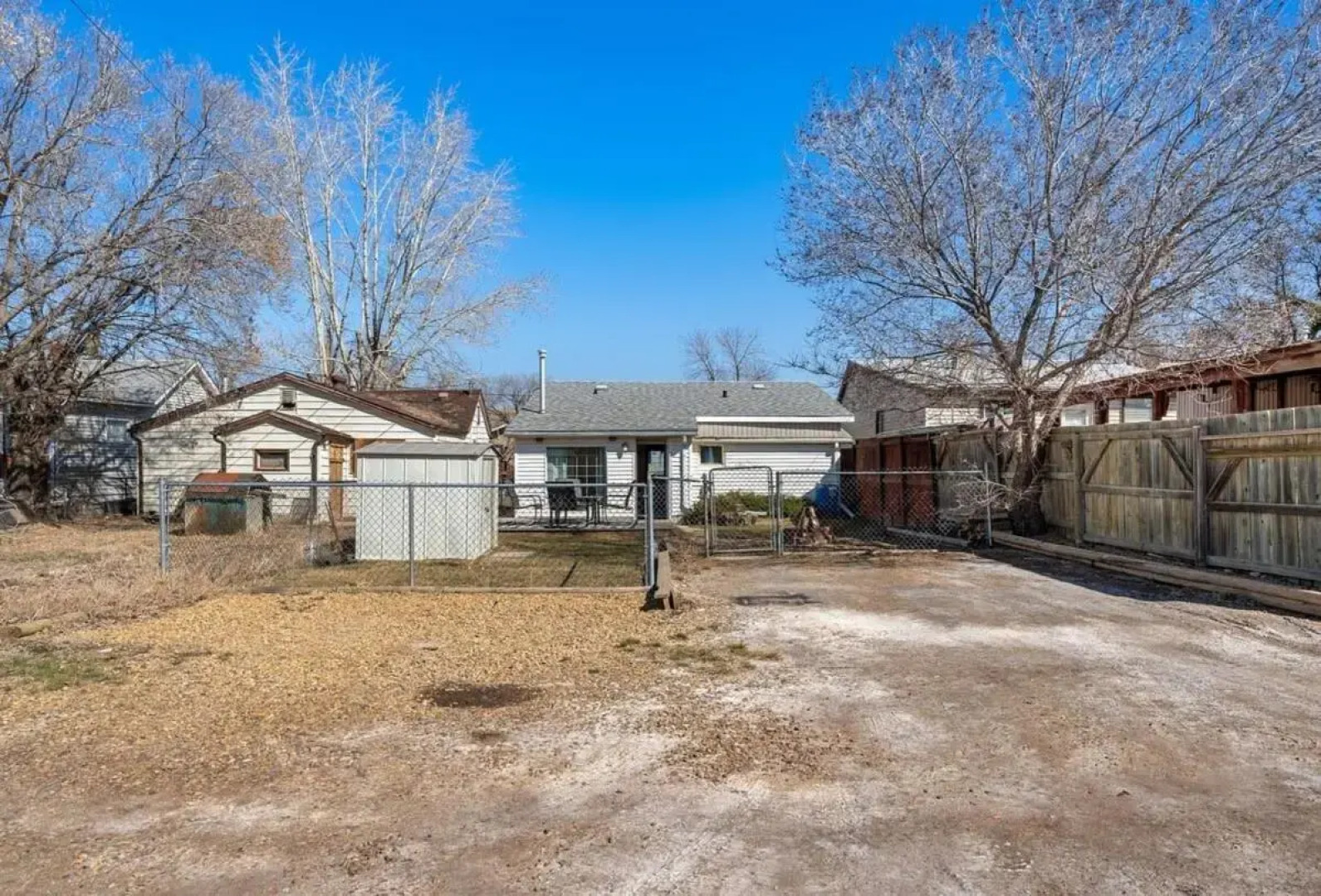 Dino Cave l Walk to Downtown l Fire Pit & BBQ I TV