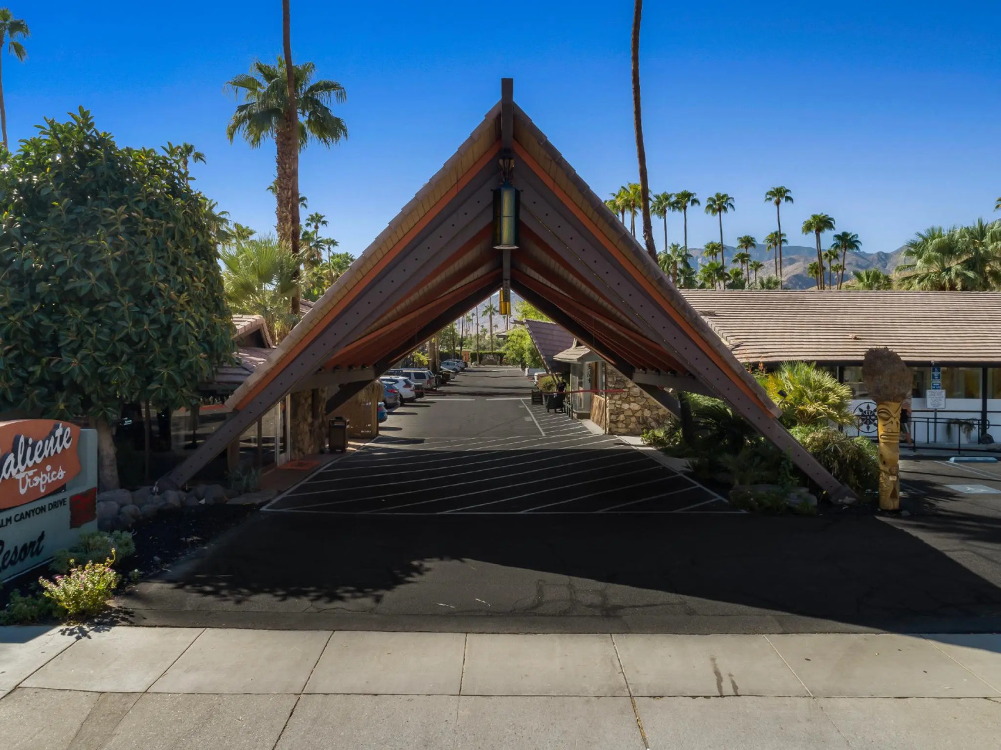 Caliente Tropics Hotel