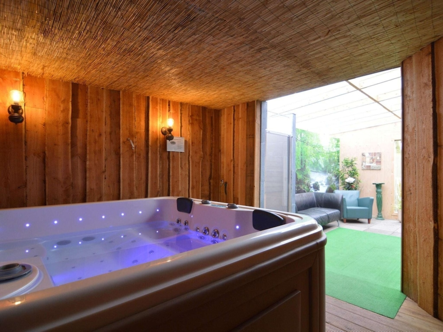Luxury Holiday Home In Noordbeemster with Bubble Bath