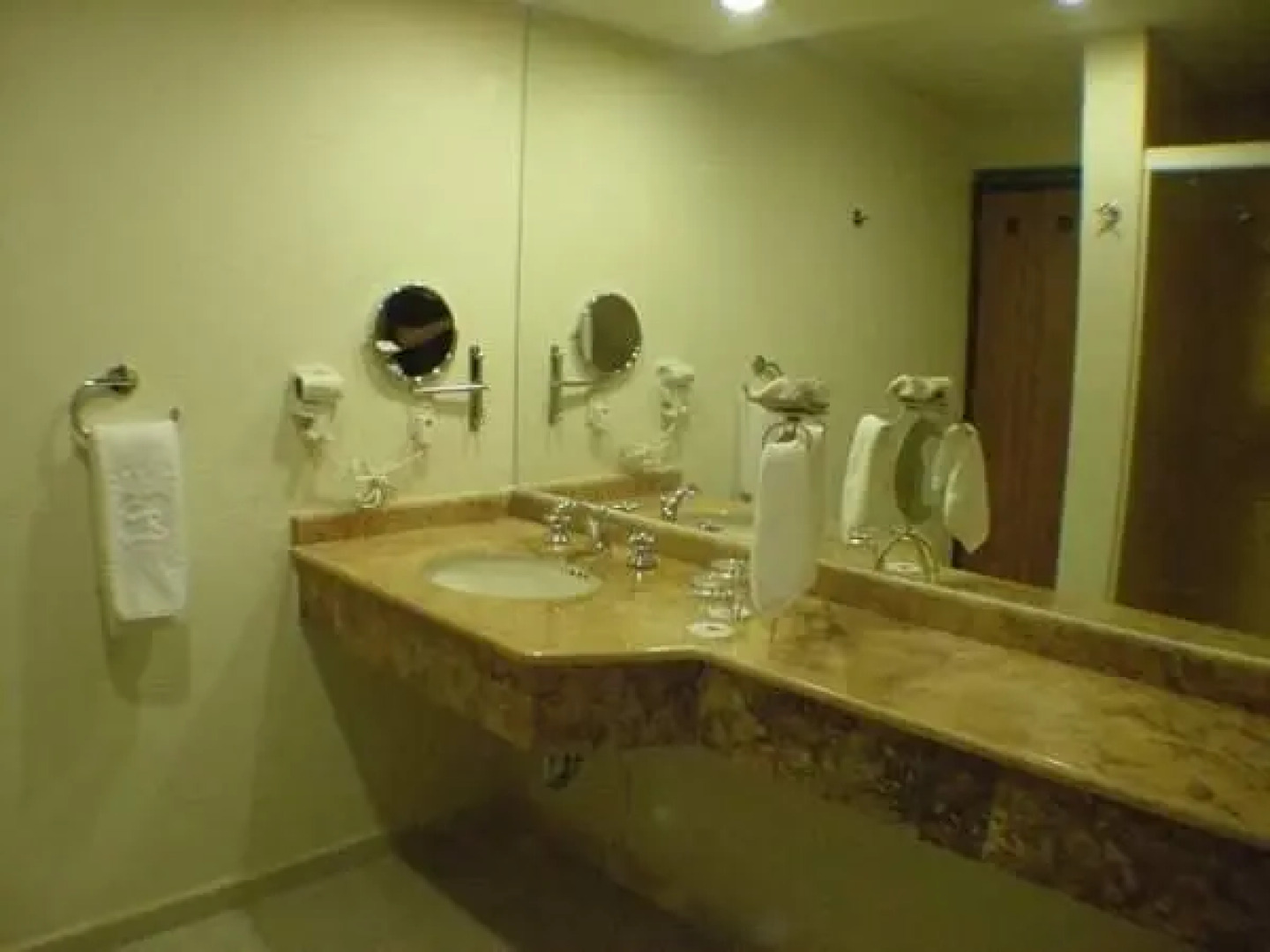 Casa Real Hotel & Suites