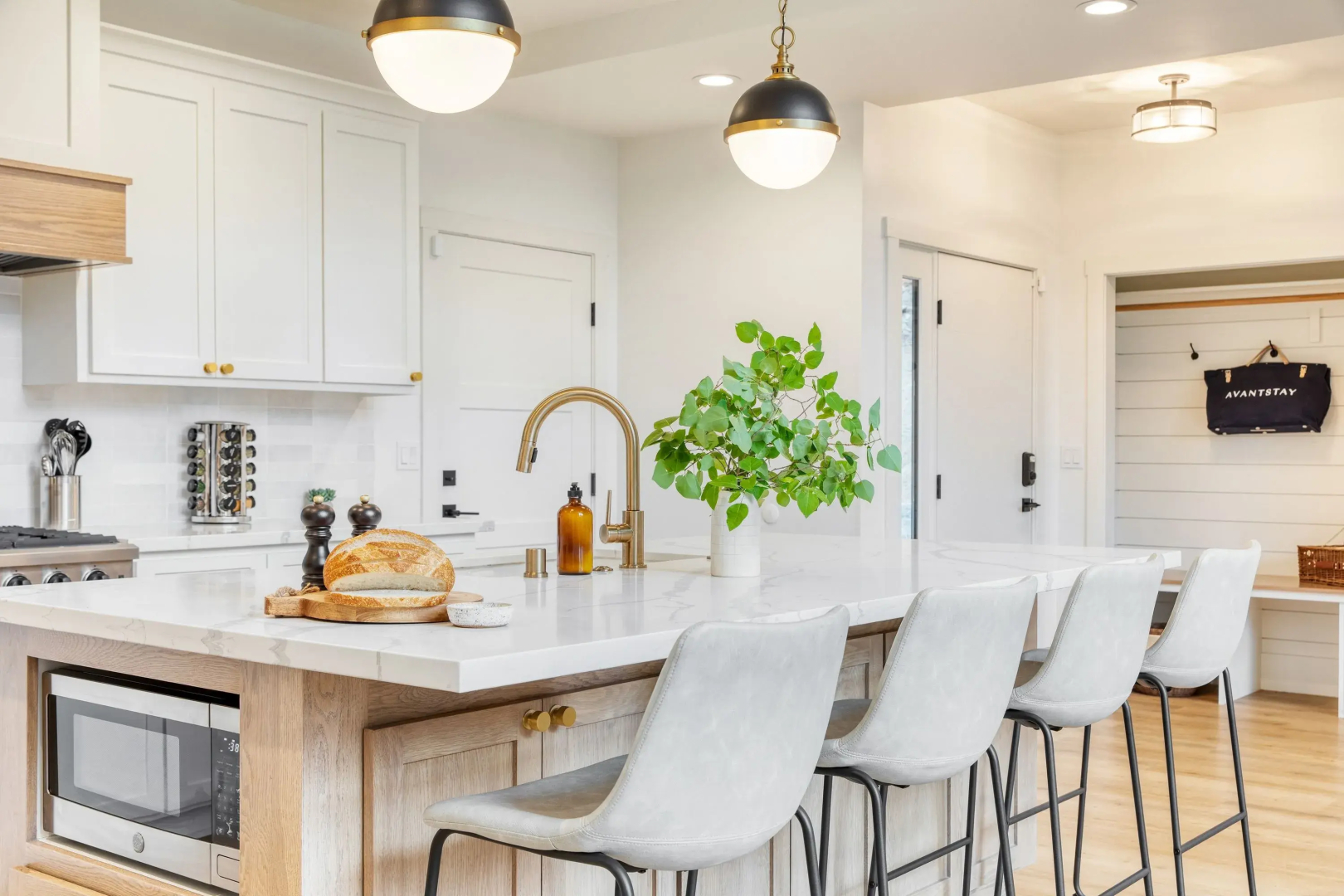 Luxury Retreat, 5mins to the Lake Game Room + Fire Pit Howlite by Avantstay
