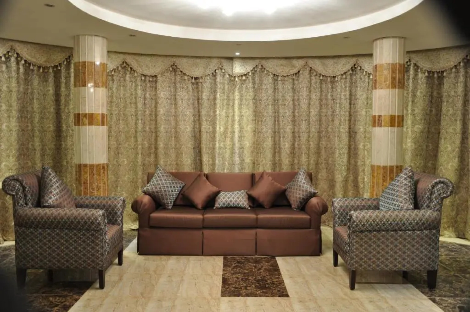 Al Bustan Crown Hotel 2