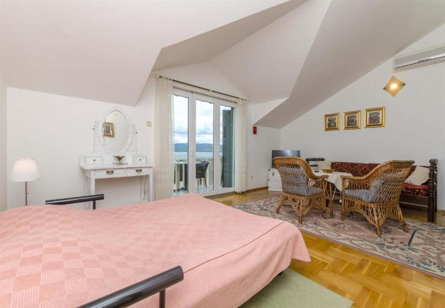 Apartment Mate 1 - 130 m from sea: A1 Zeleni Bol, Island Brac