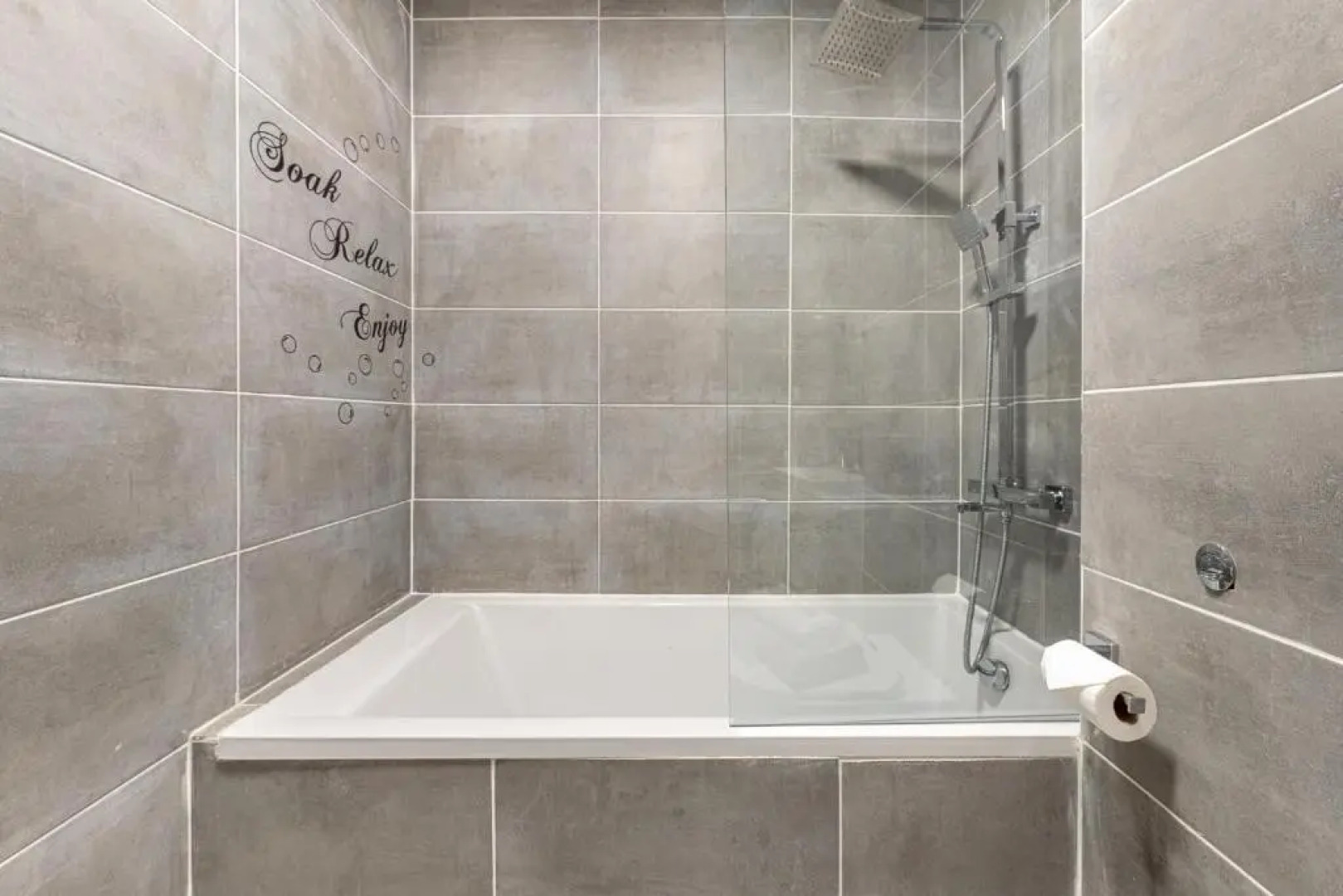 Ashview 2 - Heathrow - Thorpe Park - Free Parking