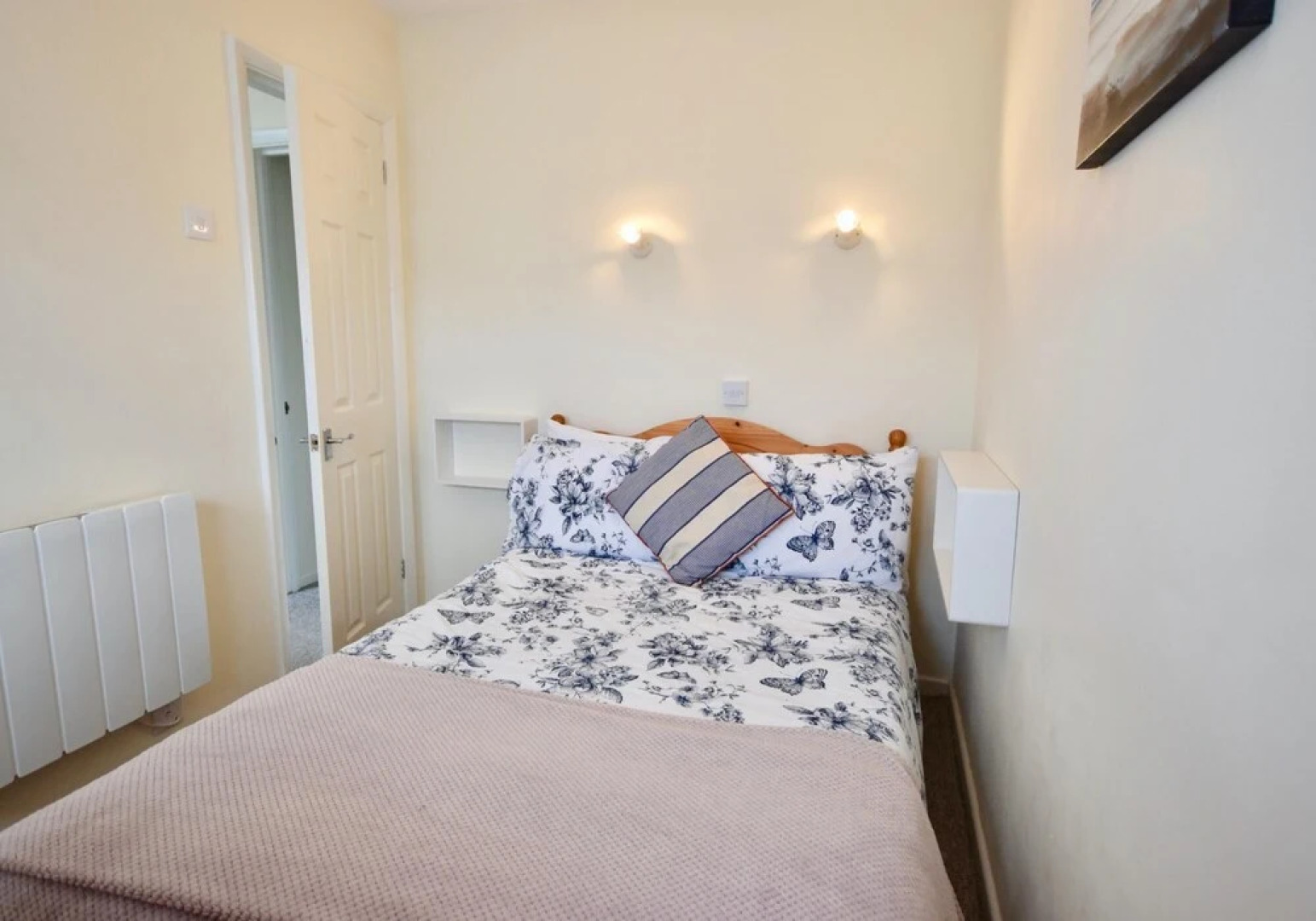 Seashells Dog Friendly Seaview Beach Chalet Sleeps 4 Beach Opposite