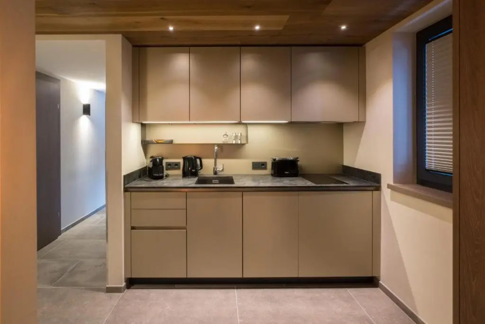 Hotel Vier - Studios & Restaurant