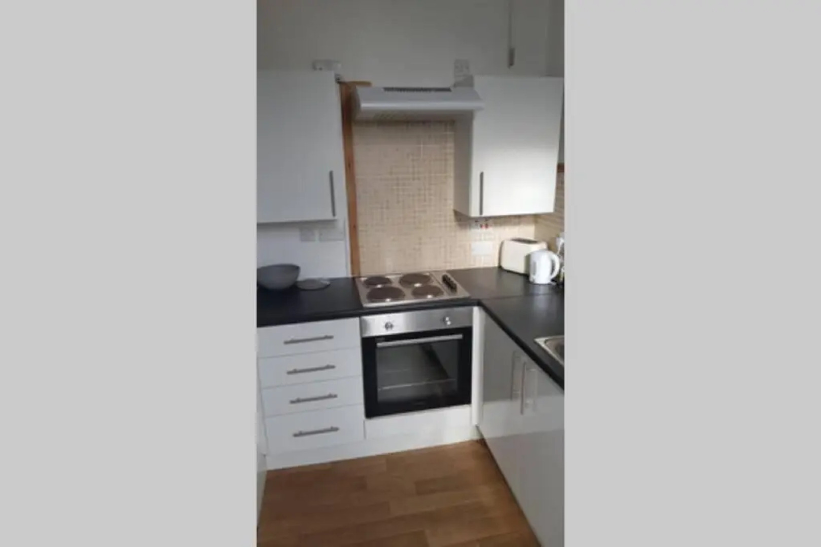 Bright, character 3 bed Apartment: 7 mins walk to sea