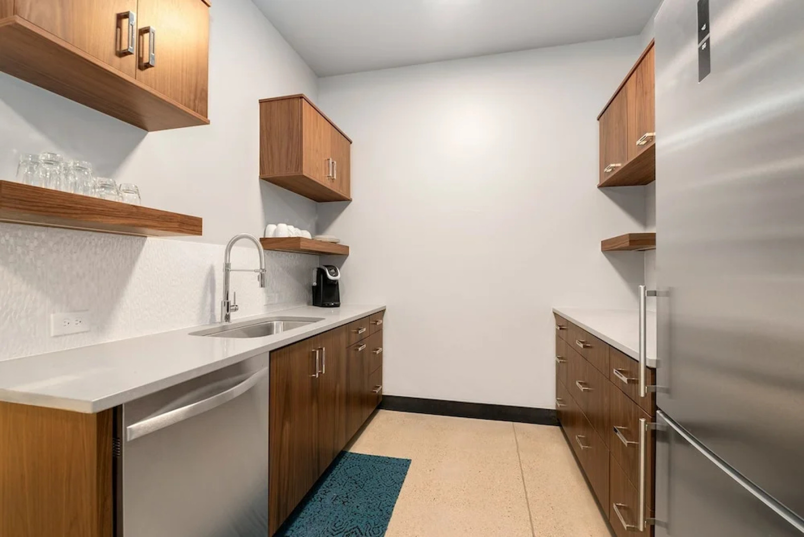 Relaxing in Paradise W Private Roof Top Deck!!