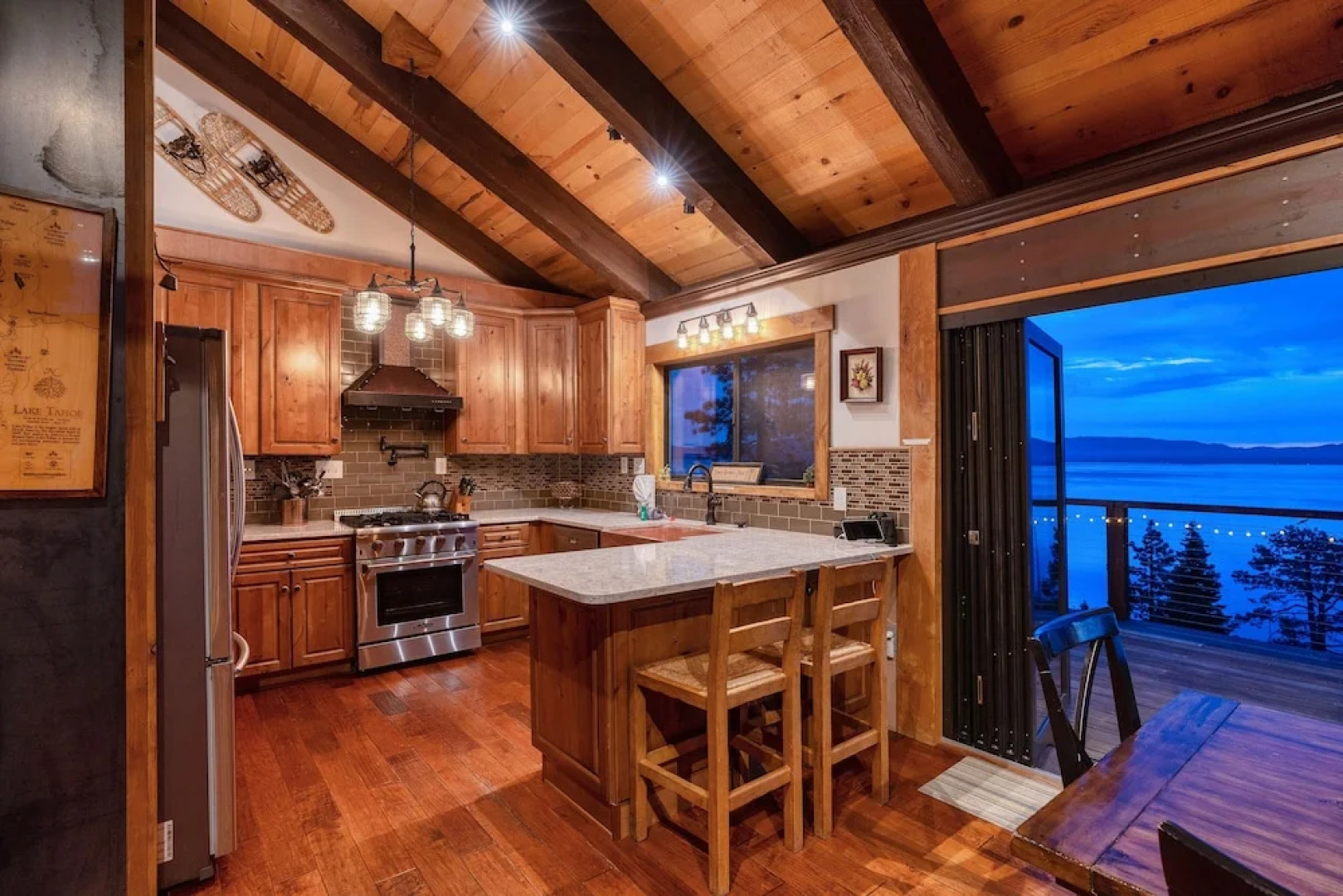 5BR 4BA Lake View Cabin by RedAwning