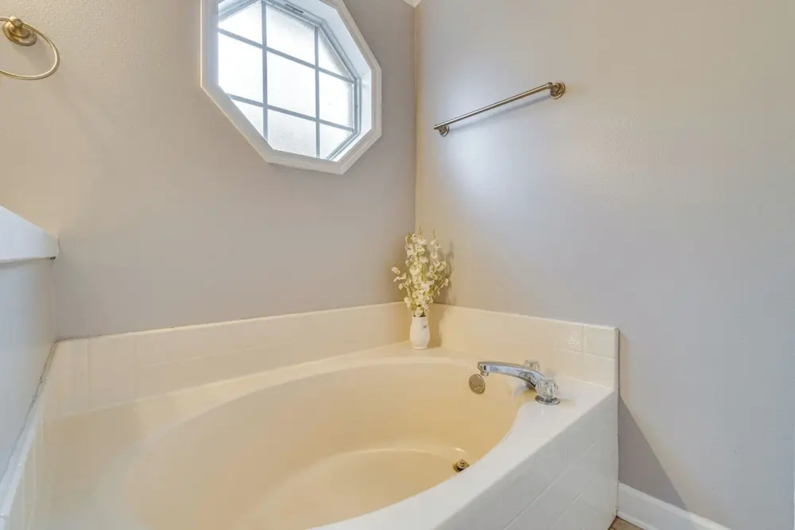 Lovely Florida Retreat w/ Lanai: 5 Mi to Riverwalk