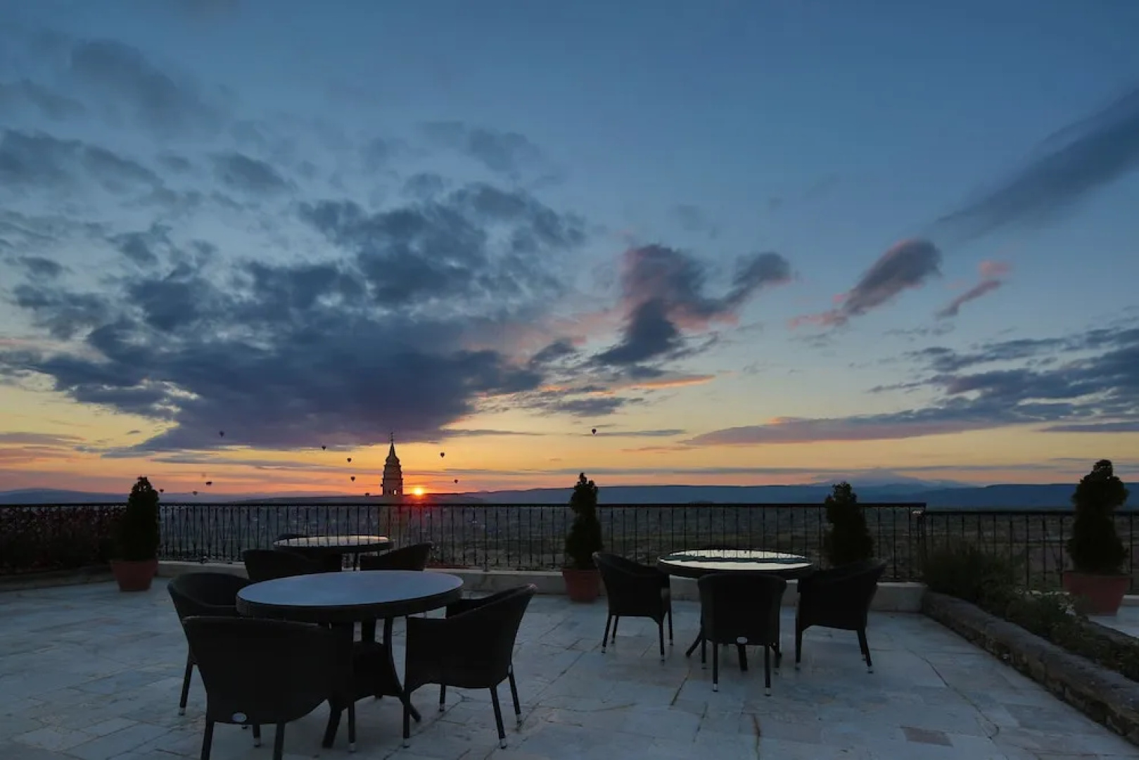 Romance Cave Suites
