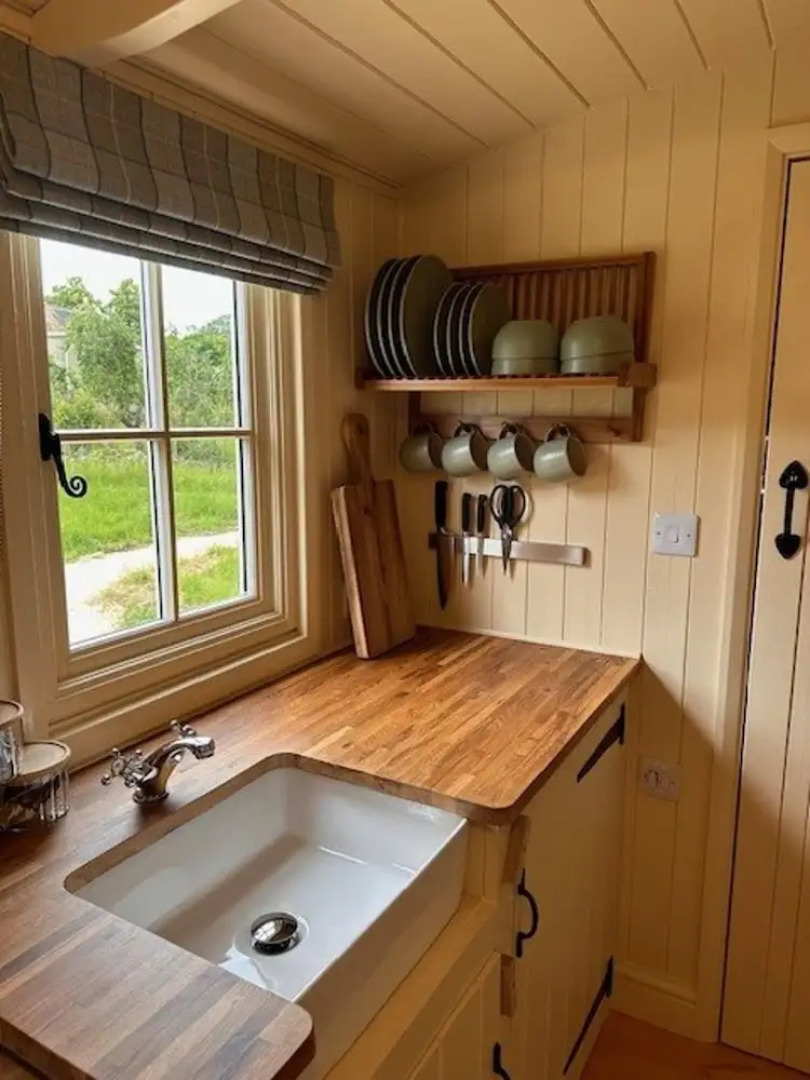Shepherdshut-cotswolds-petfriendly-woodburner
