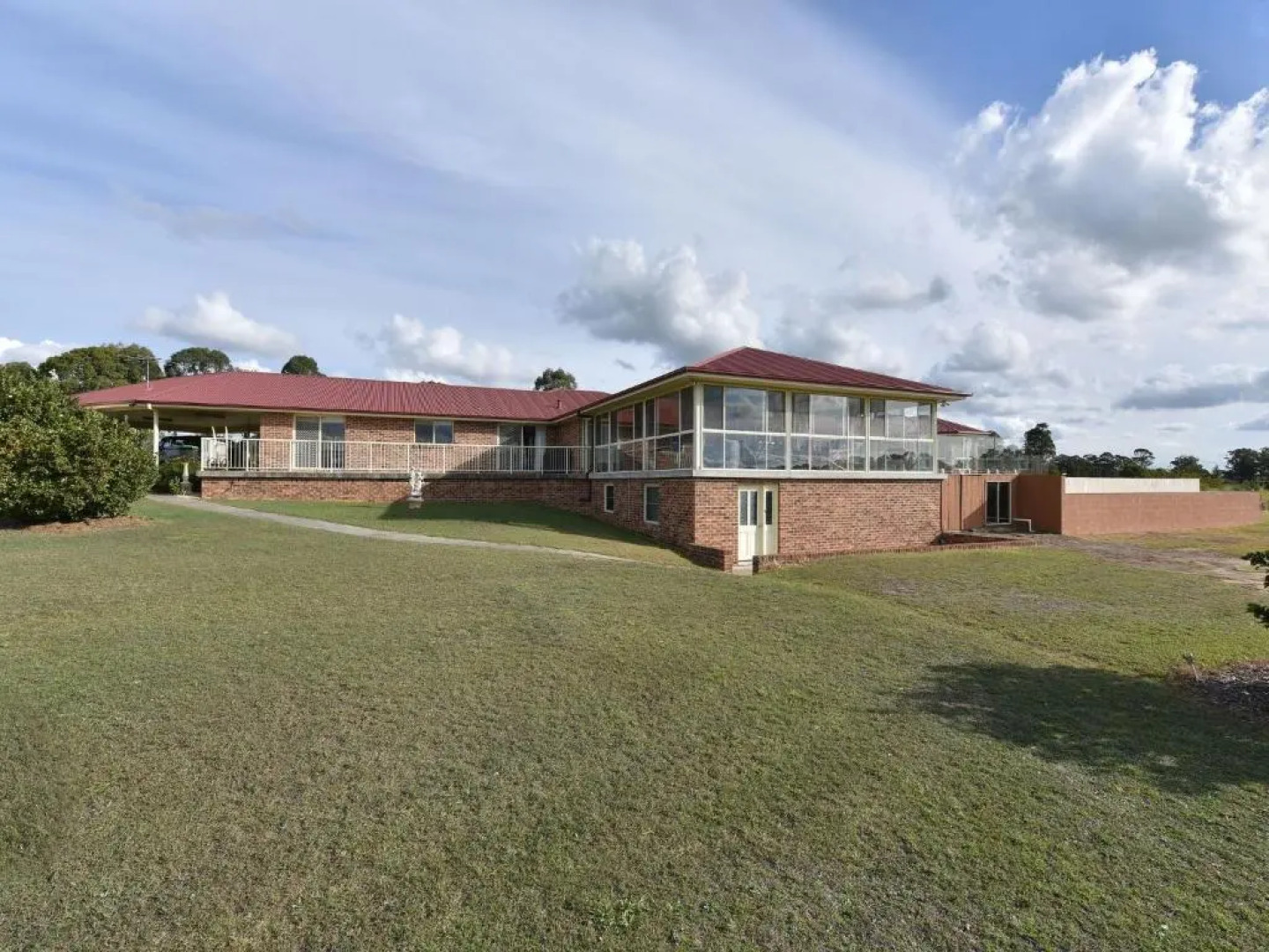 Noble Willow Studio Lovedale. Spacious, with views and pool